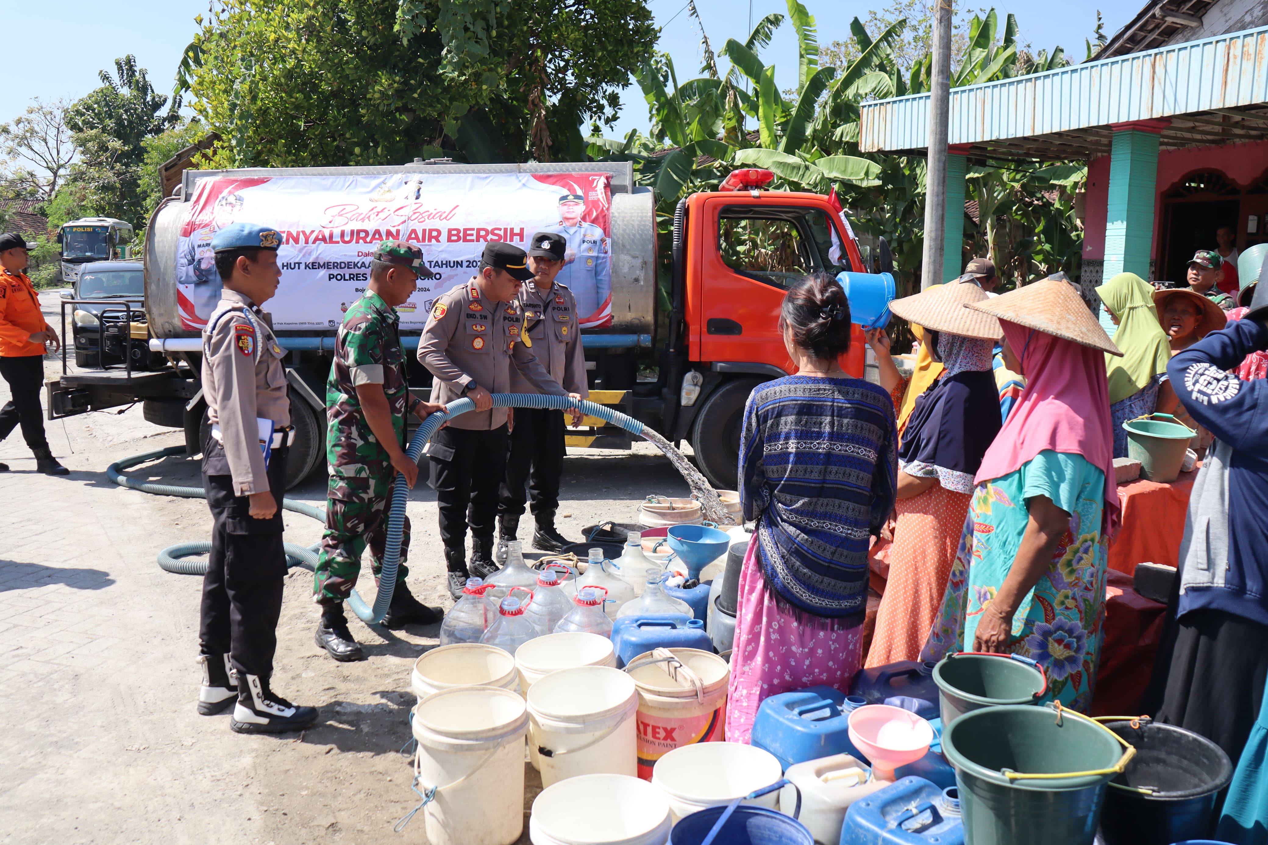 Polres Bojenegoro Bagikan 15 Tangki Air Bersih di Sejumlah Wilayah yang Terdampak Kekeringan