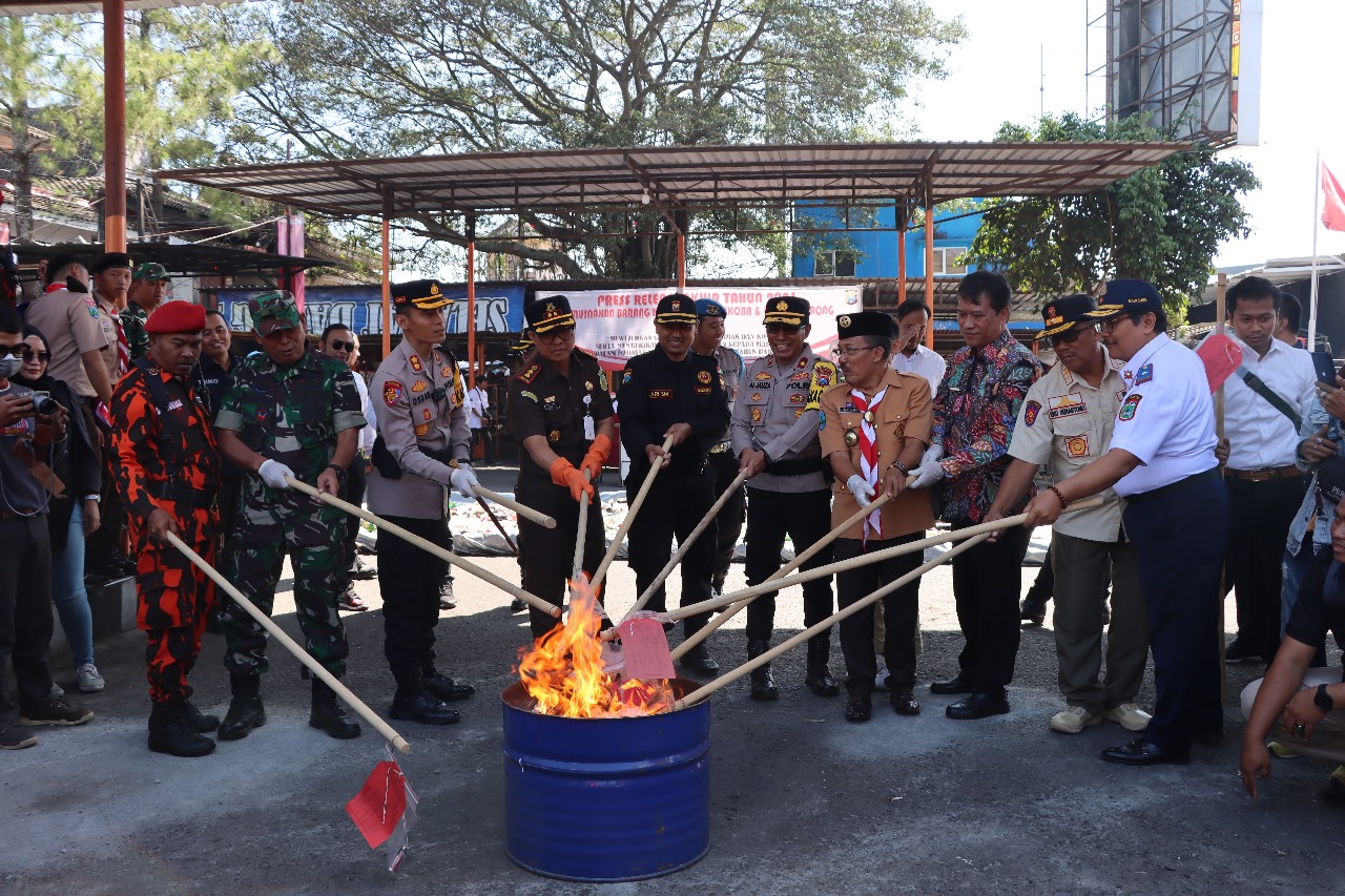 Polres Batu Musnahkan Barang Bukti