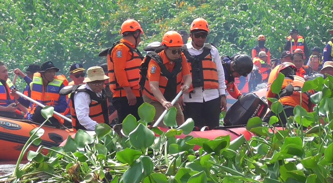 Tim Gabungan Bersihkan Sungai Buntung Sidoarjo