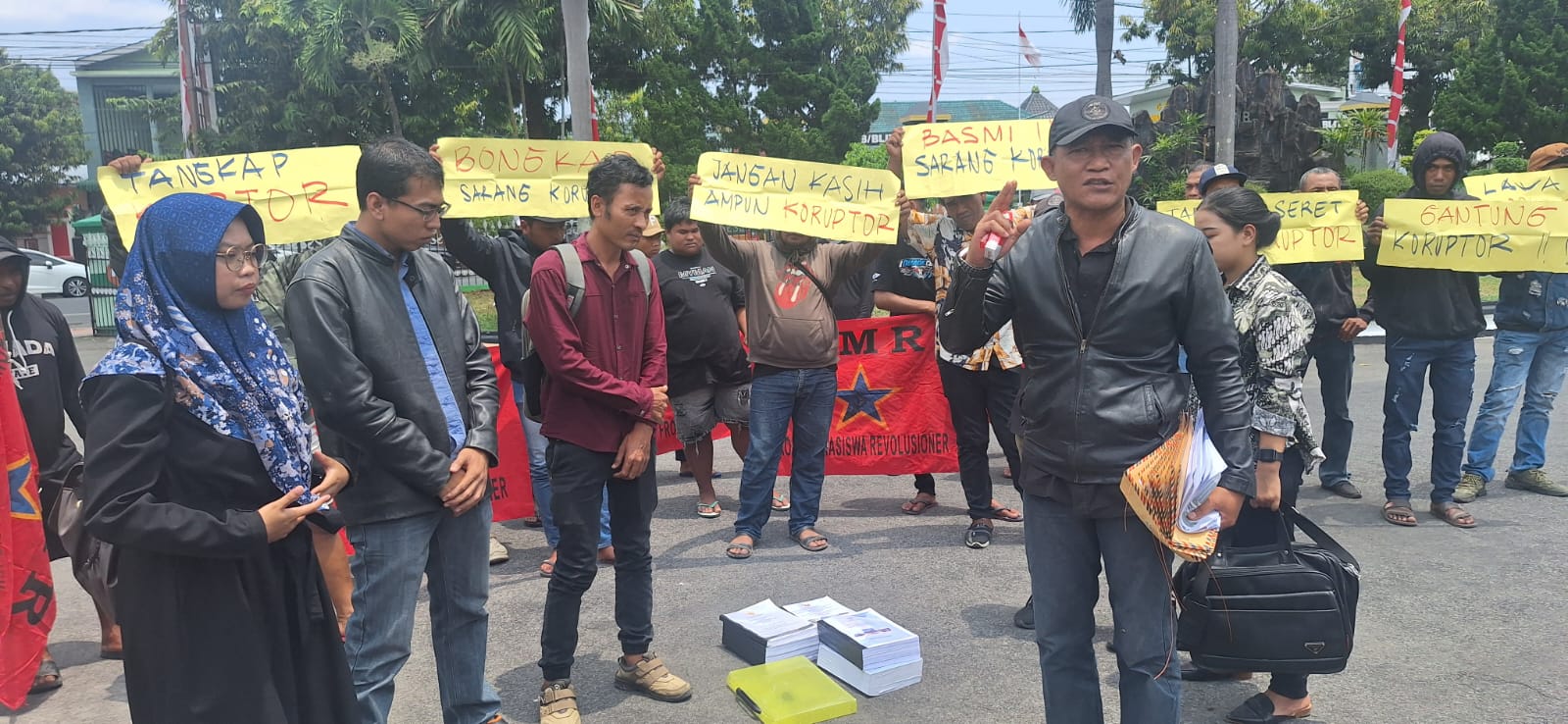 KRPK Laporkan Banyak Kasus Dugaan Korupsi ke Kejari Blitar