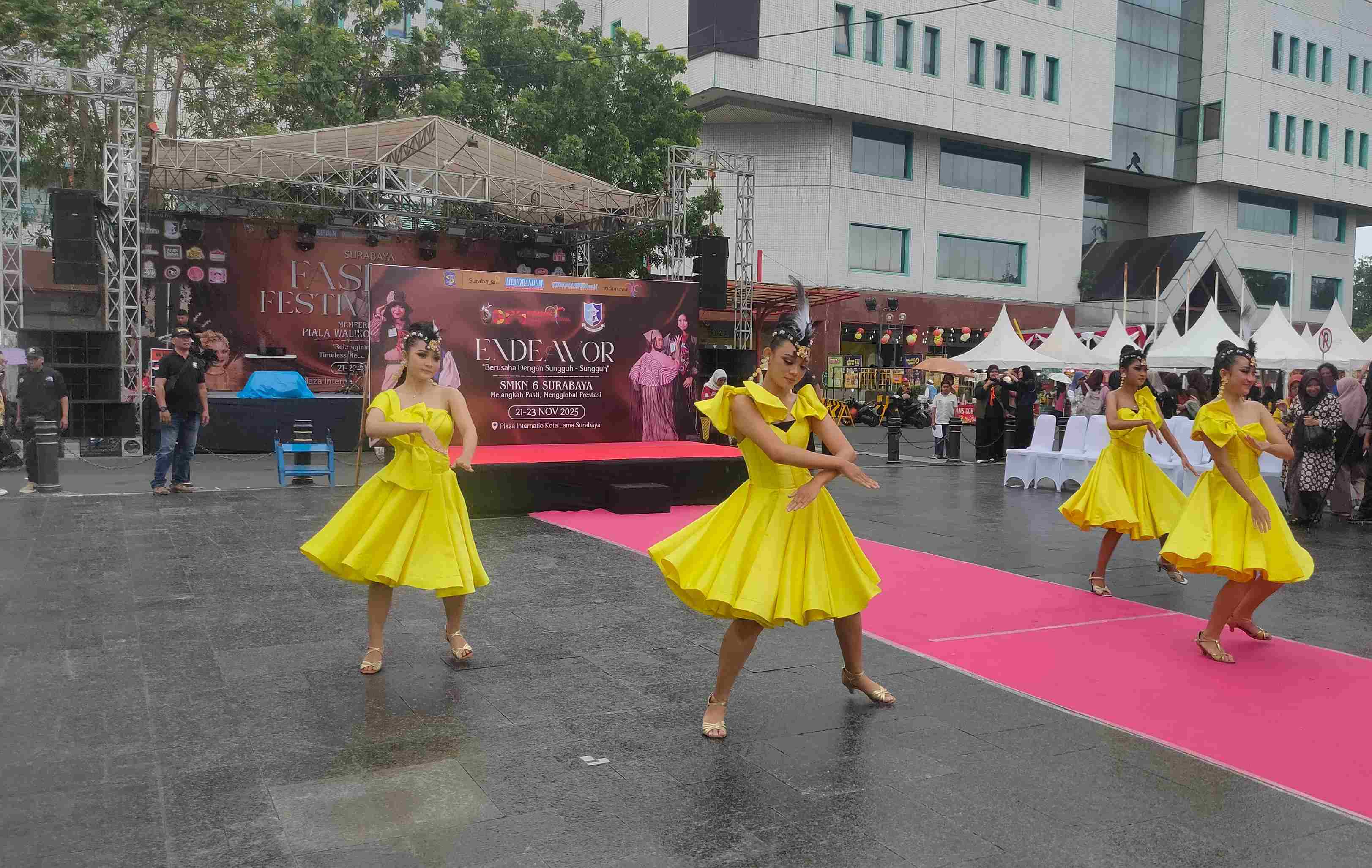 Tradanceskanam Meriahkan SFF 2025 Hari Pertama, Tetap Enerjik Ditengah Gerimis