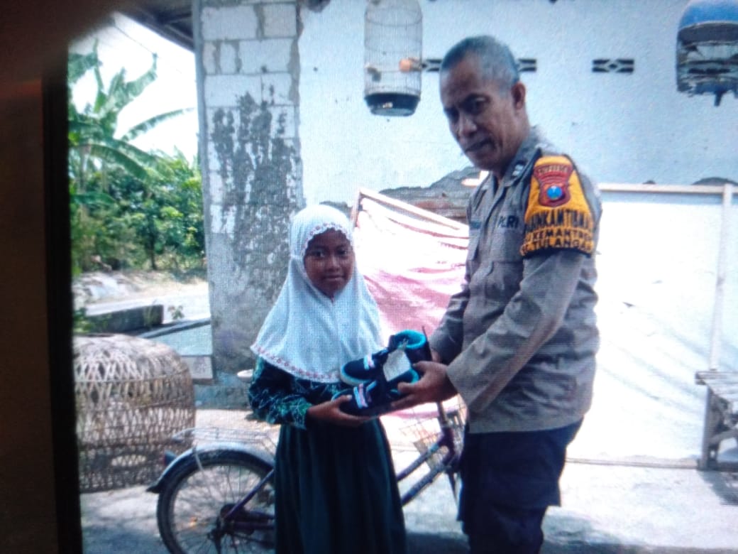 Polisi Beri Sepatu Anak Yatim Piatu