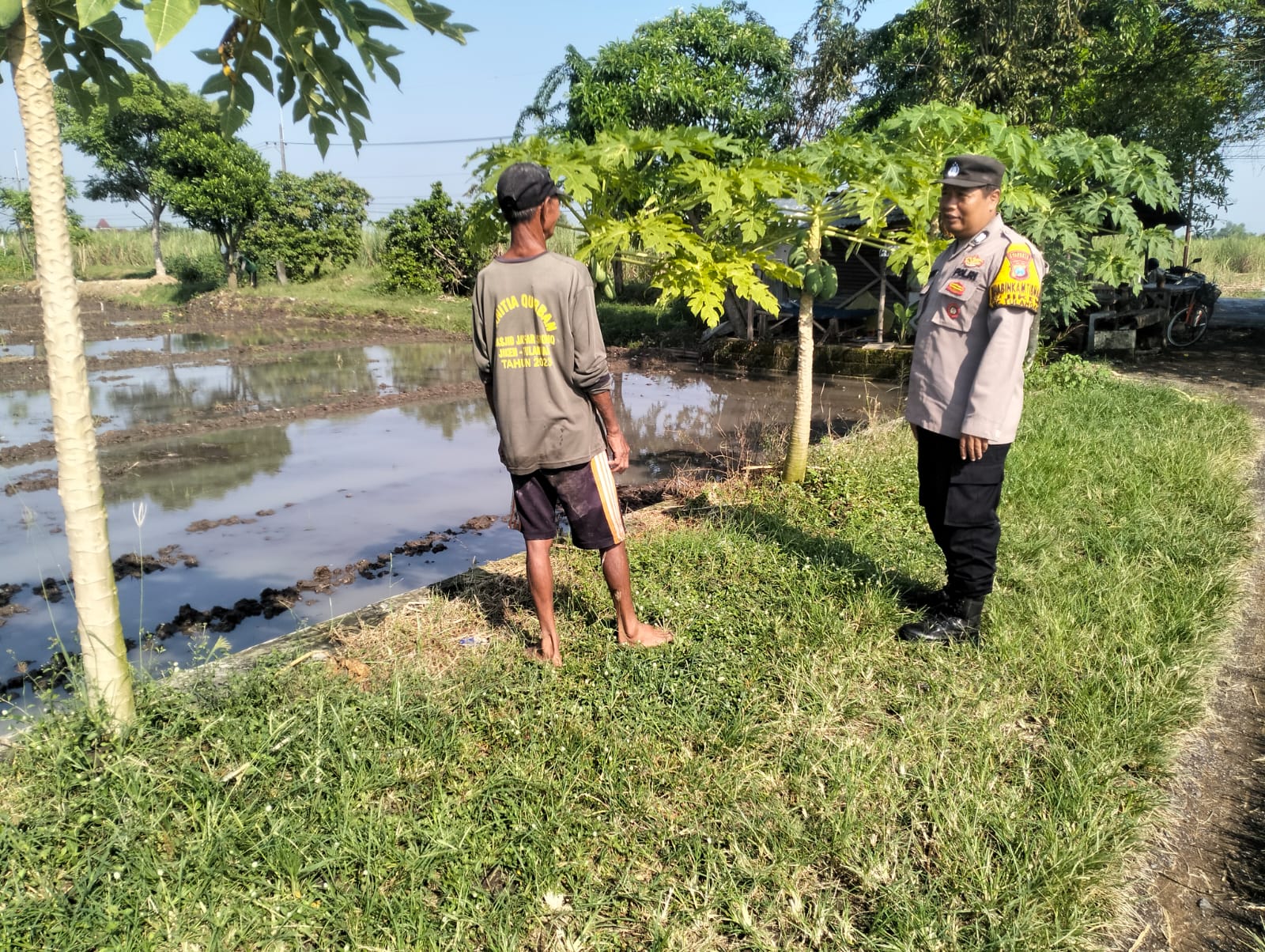 Polisi Cinta Petani Sidoarjo Turun ke Jiken Tulangan