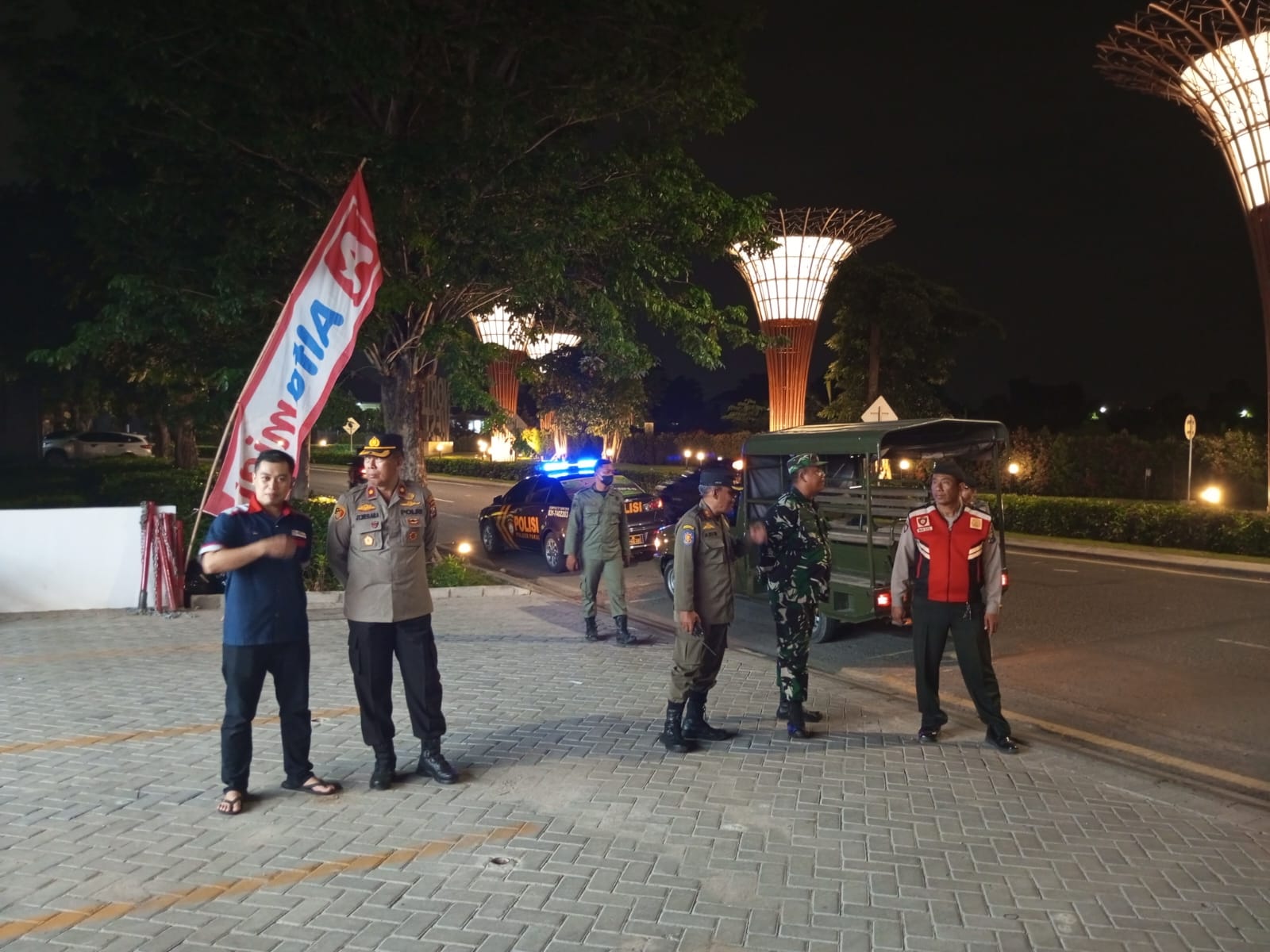 Patroli Tiga Pilar Polsek Pakal Yakinkan Rasa Aman Warga