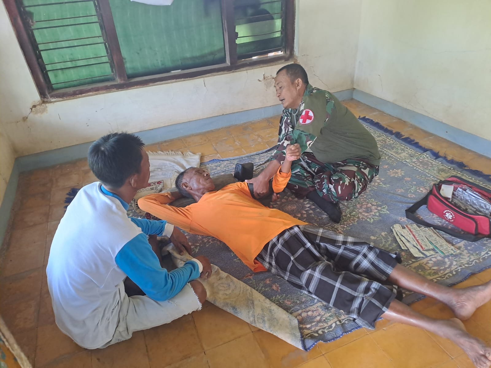 Satgas TMMD 127 Jemput Bola, Warga Stroke Ringan Diperiksa