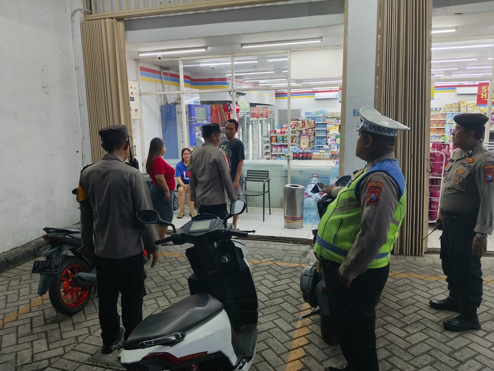 Polsek Wonocolo Intensifkan Patroli di Pusat Perbelanjaan, Imbau Masyarakat Tingkatkan Kewaspadaan