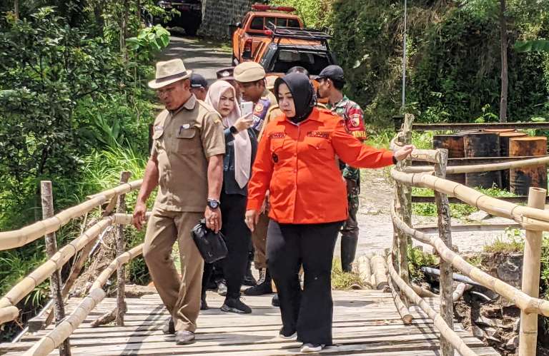 Plt Bupati Ponorogo dan DPRD Jatim Sidak Jembatan Darurat