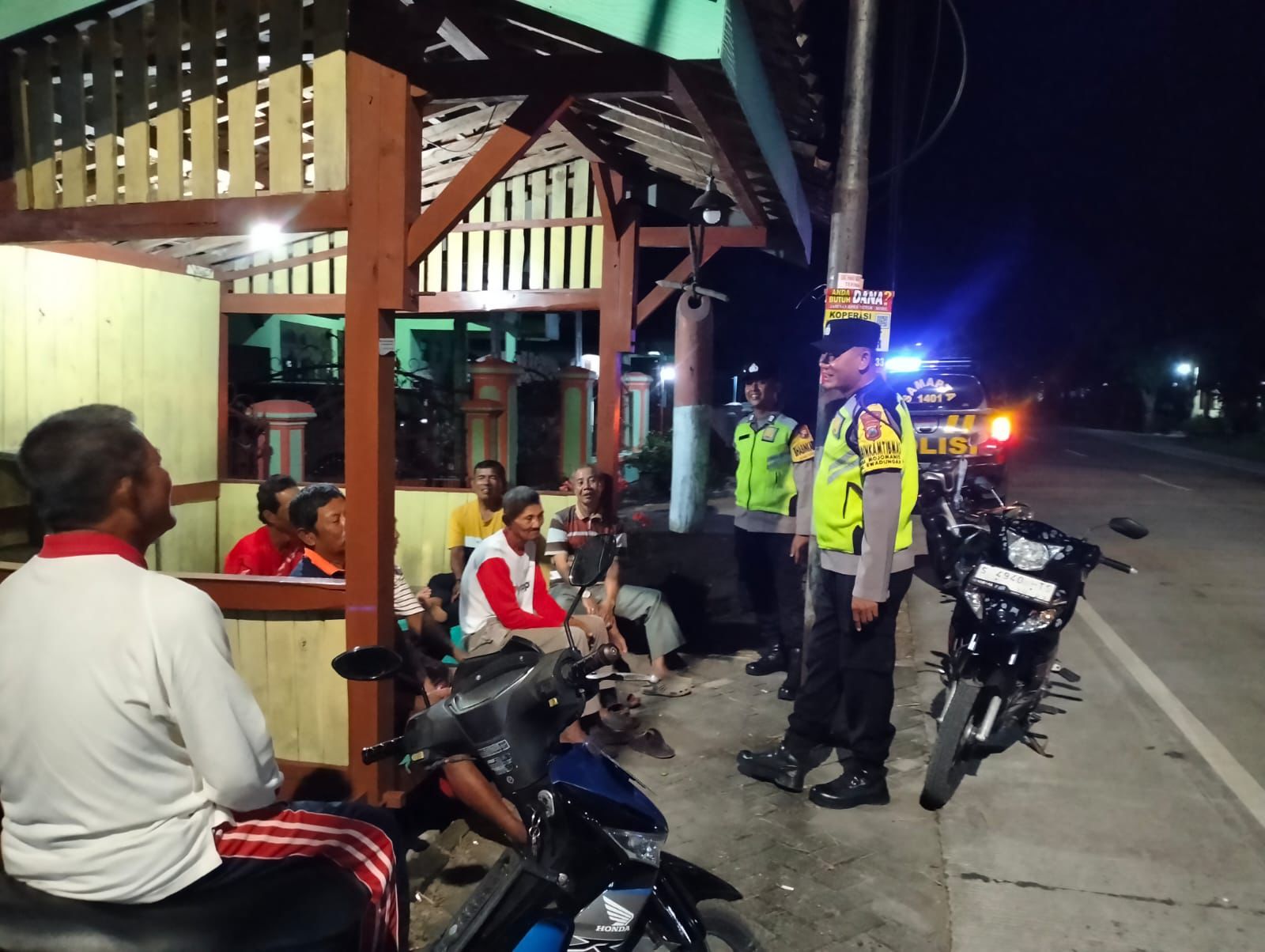 Perkuat Siskamling di Ngawi, Polsek Kwadungan Patroli Dialogis