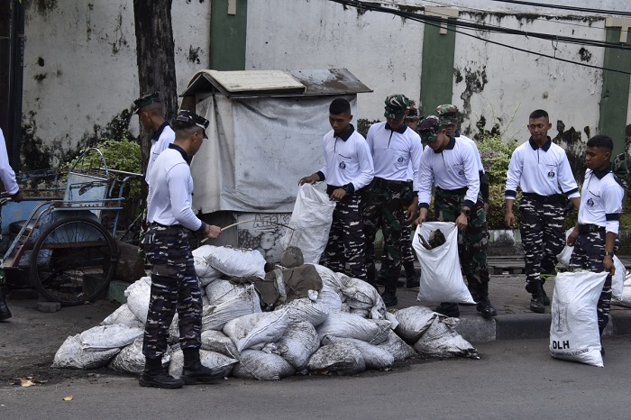 Semarak Hardikal Ke-80, TNI AL dan Warga Surabaya Bersihkan Kota