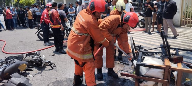 Adu Banteng di Jalan Rajawali Surabaya, Pemotor Tewas Usai Tabrak Rombong Hingga Terbakar