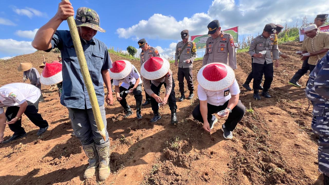 Polresta Banyuwangi Tanam Jagung Serentak Kuartal III di Lahan PTPN, Dukung Asta Cita Presiden