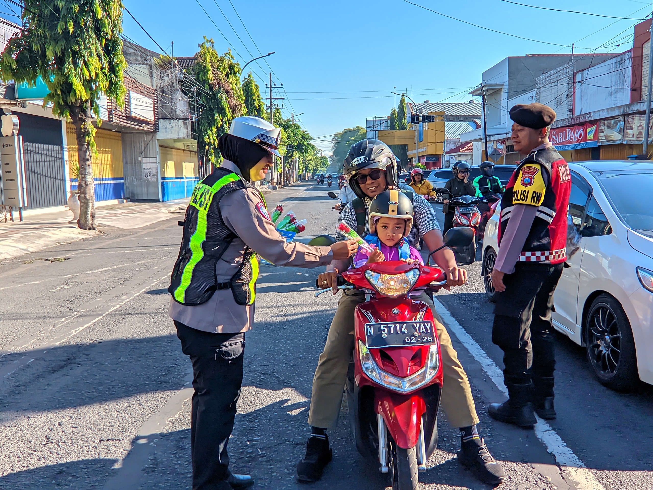 Pengendara Tertib Lalu Lintas Dapat Bonus dari Satlantas Polres Lumajang