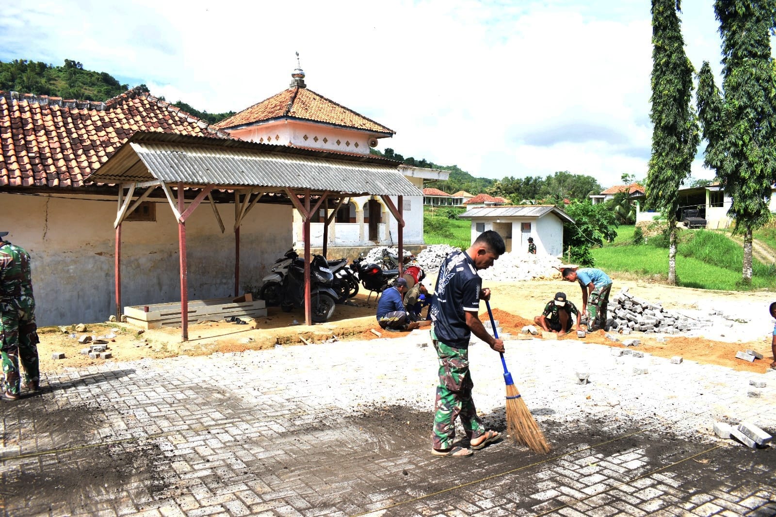 Progres 30 Persen, Satgas TMMD Percantik Halaman Kelas Santri