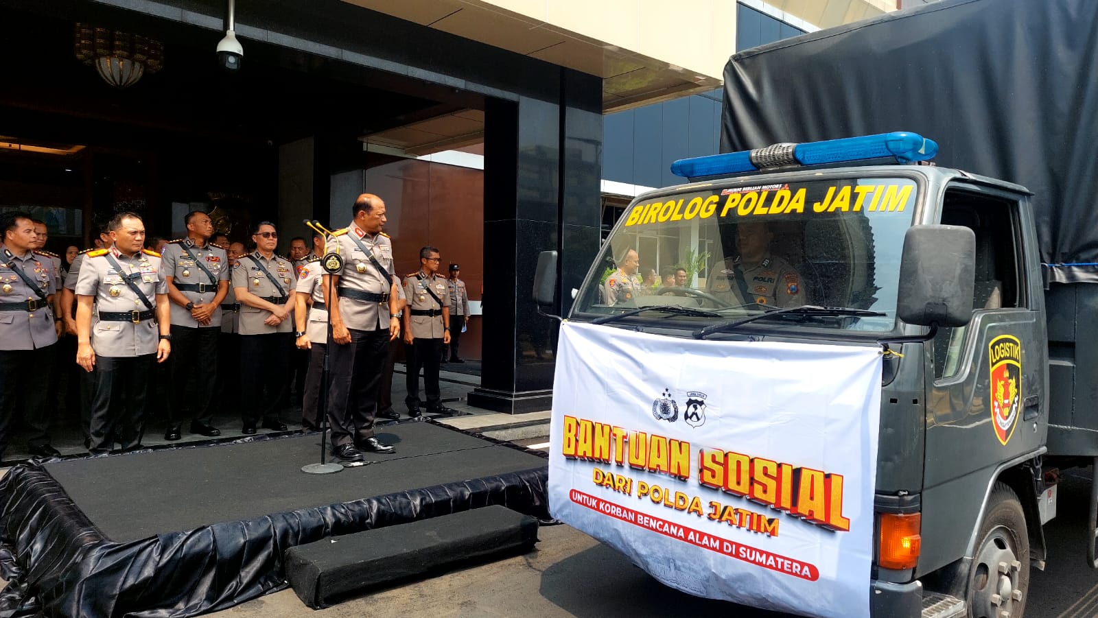 Polda Jatim Gelontorkan Bantuan untuk Korban Banjir Bandang dan Longsor di Sumatera