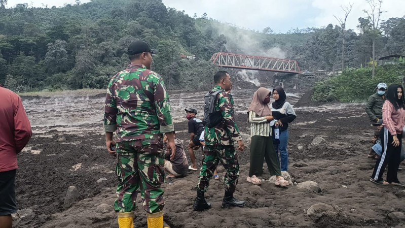 Babinsa Sumberwuluh Perketat Imbauan Keselamatan Pasca Erupsi Semeru di Besuk Kobokan