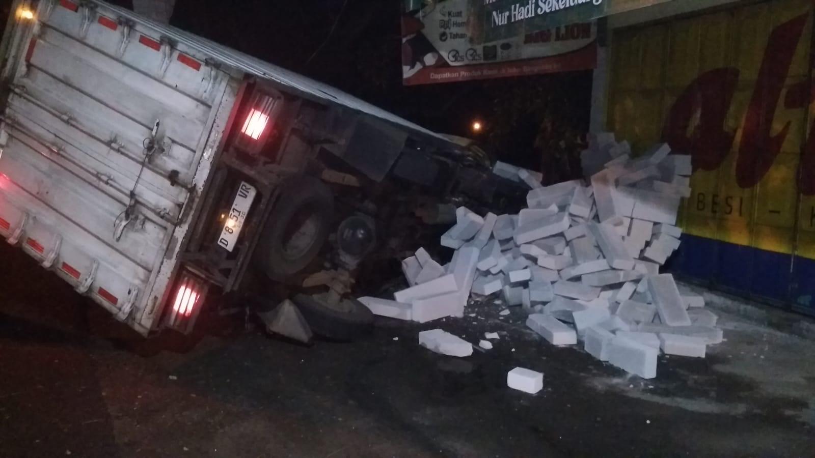 Adu Banteng Truk Boks Vs Motor di Kutorejo, Satu Pengendara Tewas