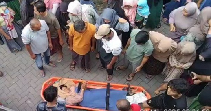 Geger Wanita di Atap Rumah Warga Manyar Gresik