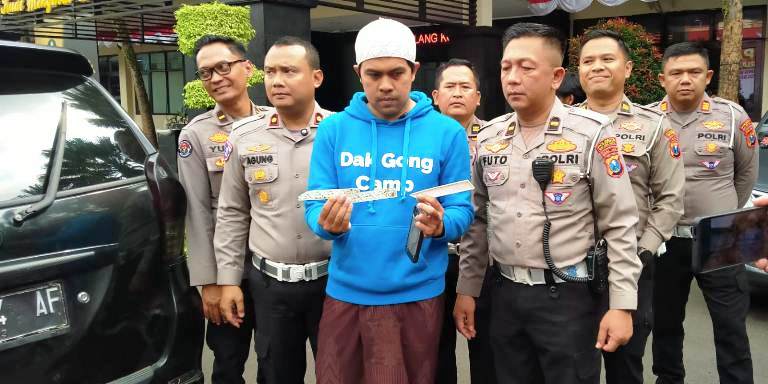 Polisi Bertindak Cepat, Pengemudi Mobil Lampu Silau yang Viral Ditilang dan Dipaksa Copot Lampu