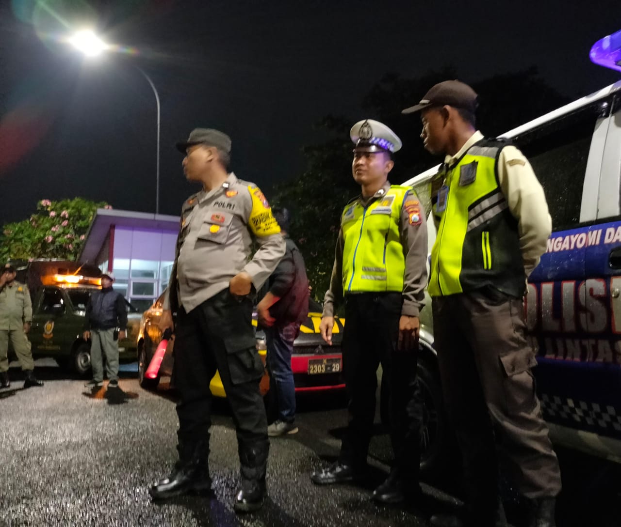 Polsek Tandes Tingkatkan Sinergi dengan Satpam Perumahan Grand Pakuwon Melalui Patroli Dialogis Akhir Pekan