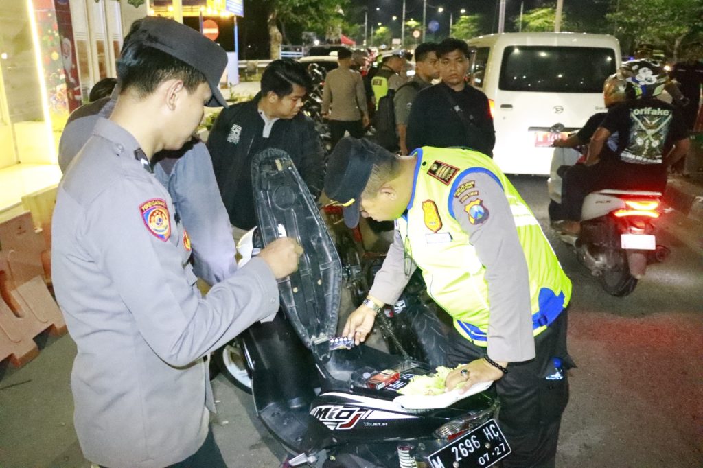 Polres Pelabuhan Tanjung Perak Gelar Razia di Jembatan Suramadu