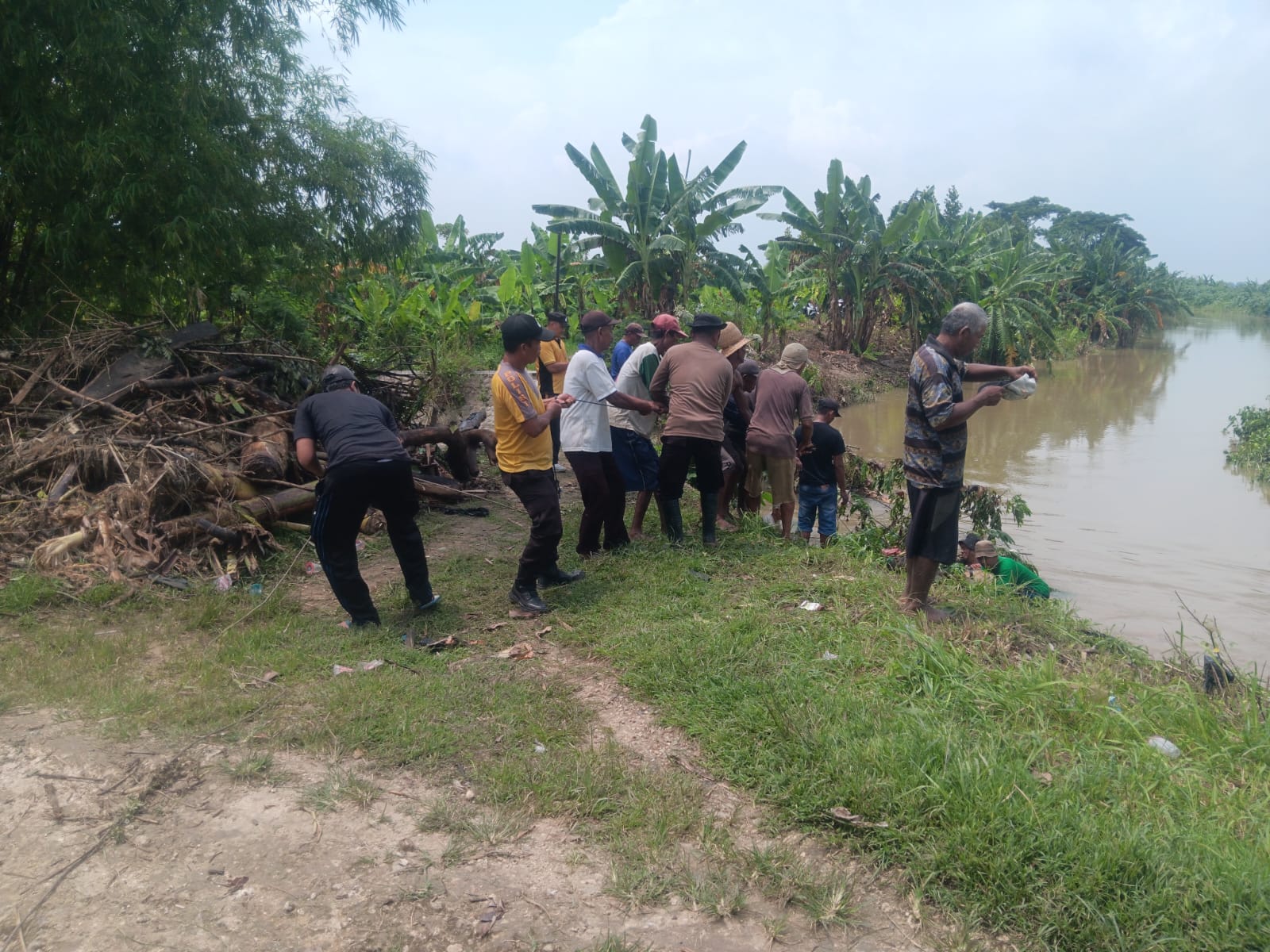 Antisipasi Banjir, Forkopimcam Turi dan Masyarakat Bersih-bersih Kali di Lamongan