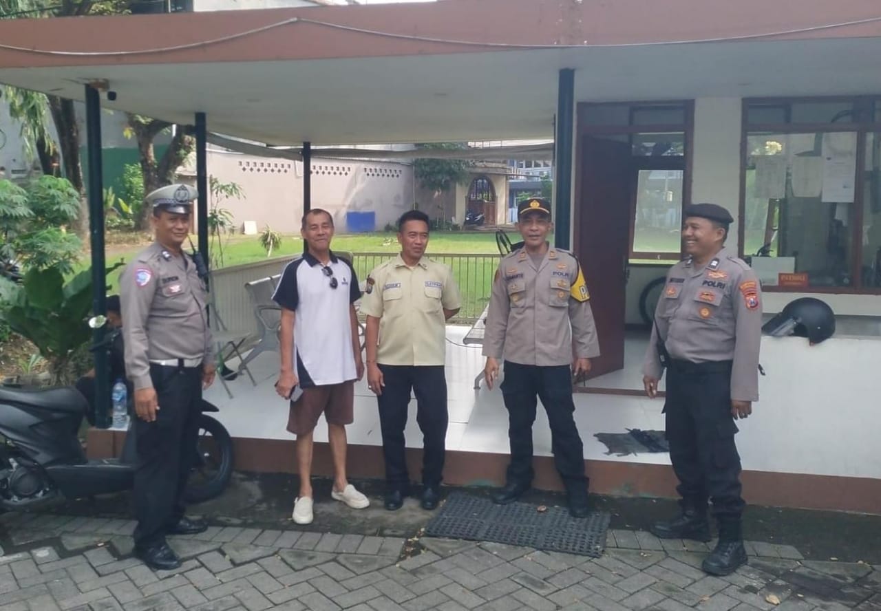 Patroli Dialogis Polsek Wonocolo Jaga Kondusifitas dan Antisipasi Kriminalitas di Jemur Andayani