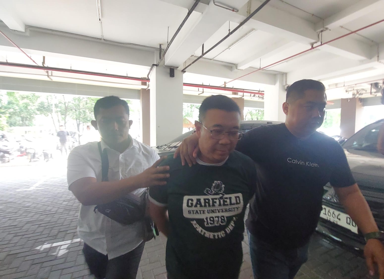 Polisi Amankan Samuel Buntut Perusakan Rumah Nenek Elina, Tangan Diborgol