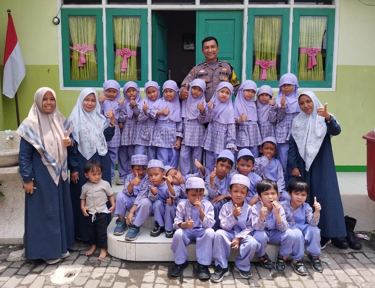 Program Hoofdbureau Bersinar, Bhabinkamtibmas Wonorejo Tanamkan Sosok Polisi Sahabat Anak di TK Pengawas II