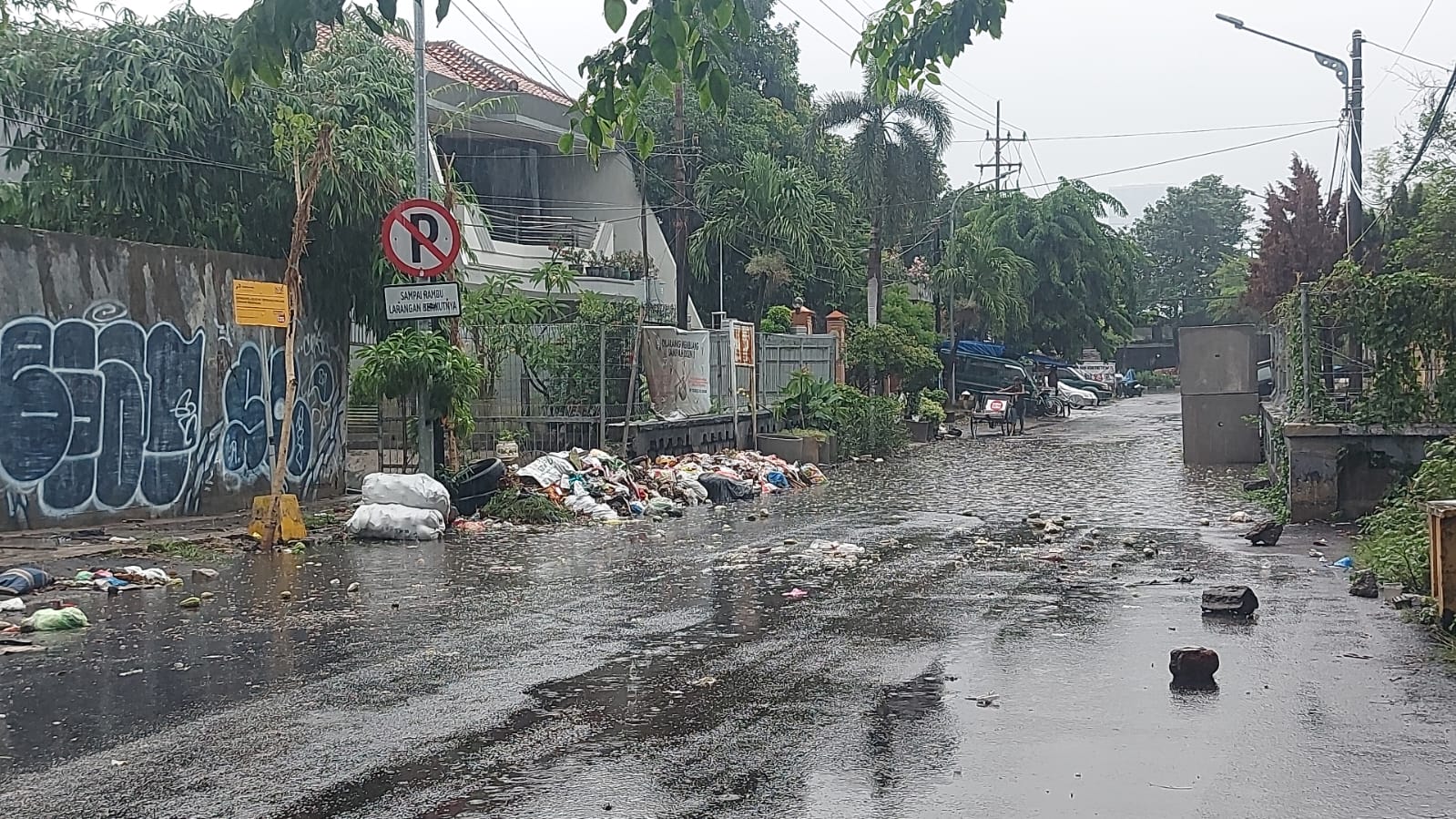 Sampah Menggunung di Surabaya, Larangan Buang Sampah Tak Digubris