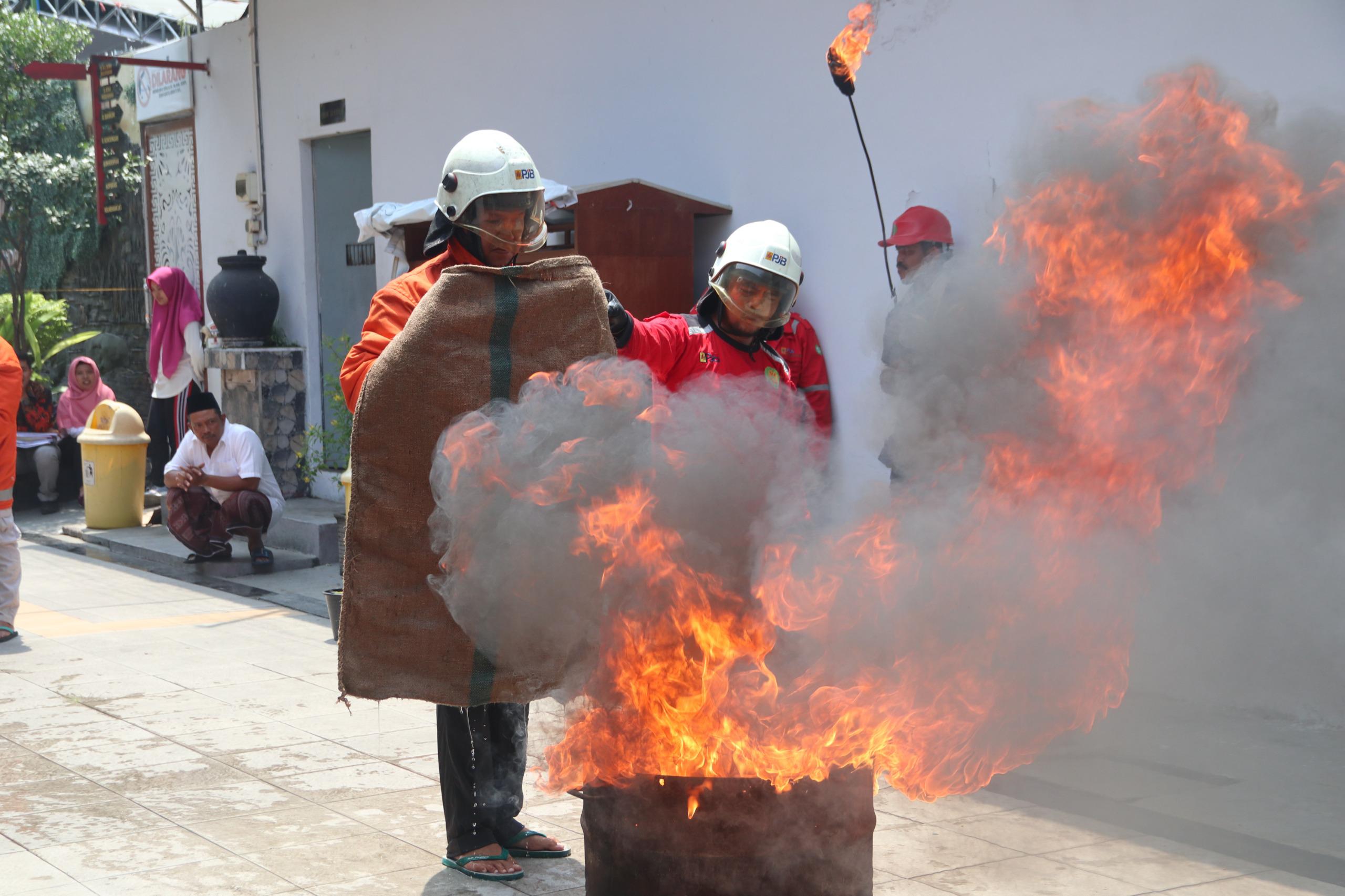 Warga Binaan Rutan Gresik Dilatih Tangani Kebakaran