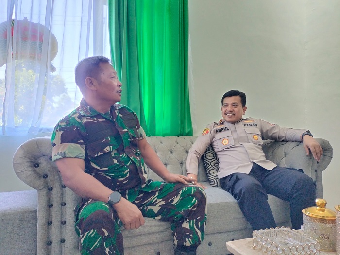 Kapolsek Tandes Perkuat Sinergitas TNI-Polri dengan Silaturahmi Kamtibmas ke Koramil