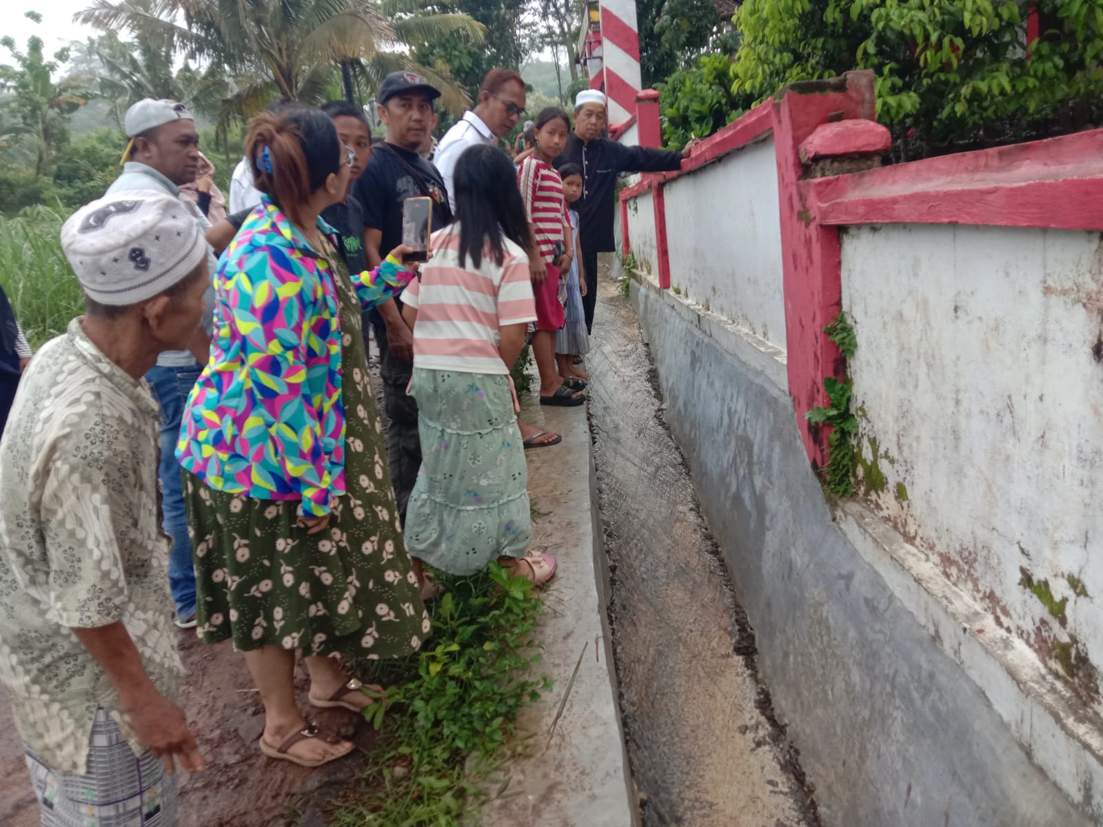 Warga Arjasa Digemparkan Siswi SD yang Hanyut di Selokan, Pencarian Terus Dilakukan