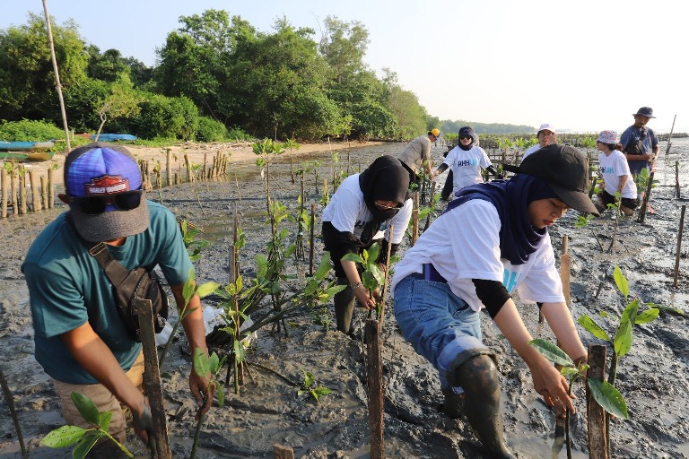 Pelindo Regional 3 Raih Penghargaan TJSL dari Pemprov Jatim