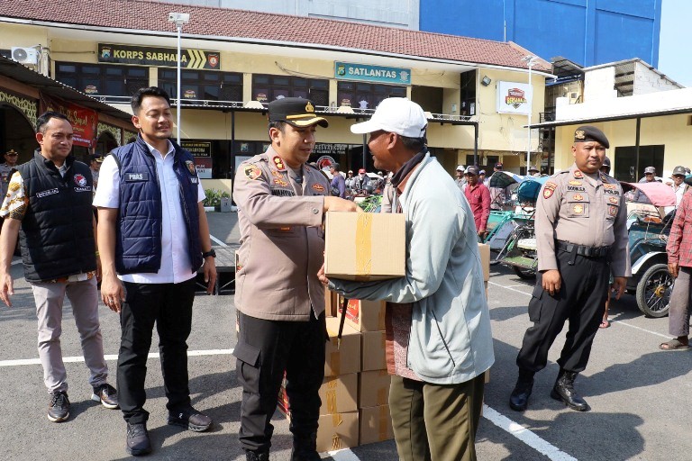 HUT Reserse Ke-78, Polres Pelabuhan Tanjung Perak Bagikan Ratusan Sembako ke Tukang Becak 