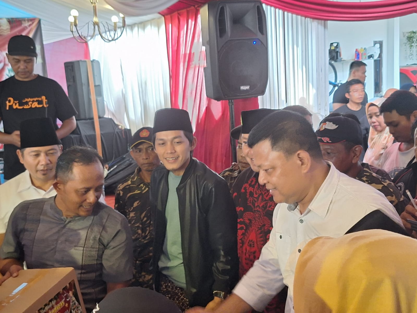 Indahnya Persatuan, Gus Iqdam Hadir di Perayaan Natal Ketua KONI Blitar