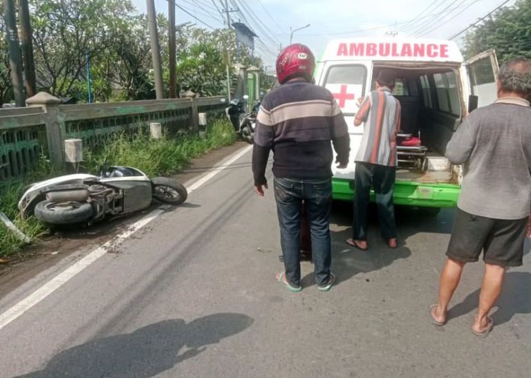 Sehari Dua Kecelakaan di Driyorejo Gresik, Lansia Terkapar dan Pemuda Tabrak Pagar Makam