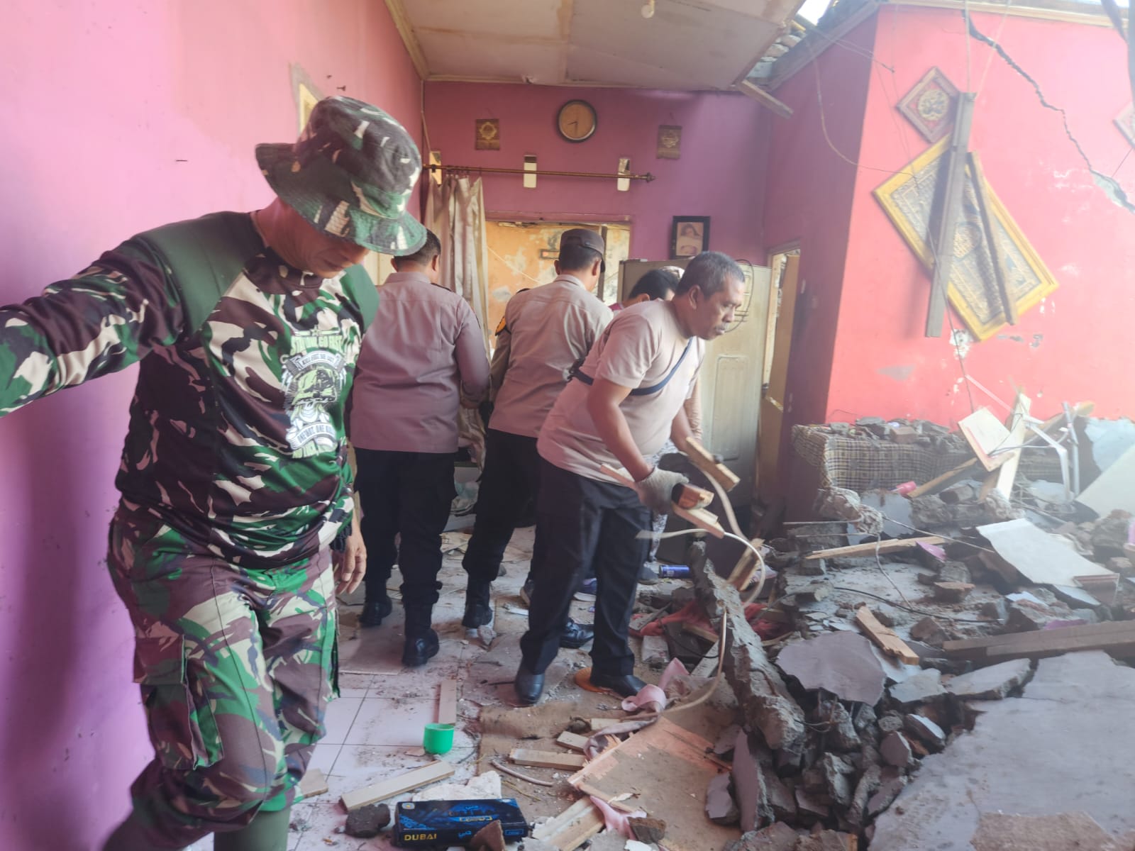 Kapolsek Gedangan dan TNI Bahu-Membahu Bersihkan Rumah Warga Terdampak Puting Beliung