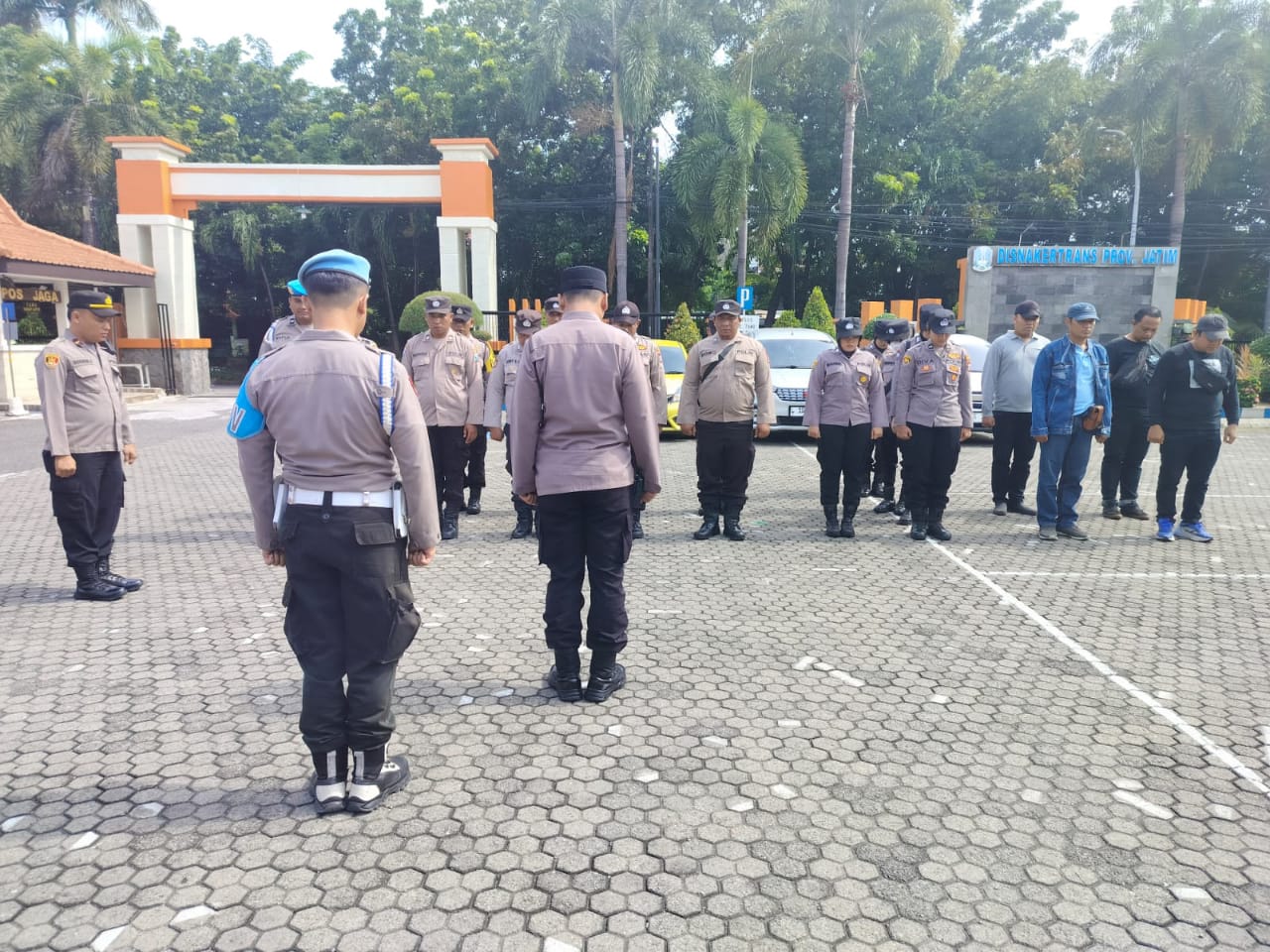 Siaga Pengamanan, Polsek Gayungan Kawal Aksi Unjuk Rasa FSPMI Jatim