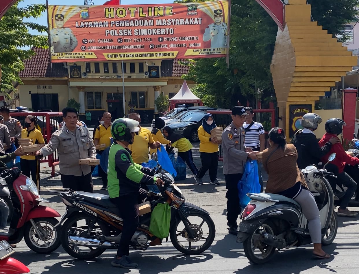 Masyarakat Senang, Polisi Bagikan 200 Nasi Kotak di Depan Mapolsek Simokerto