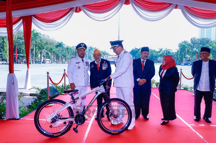 Upacara HUT Ke-80 RI Pemkab Gresik Berjalan Khidmat, Diwarnai Bagi-bagi Sepeda