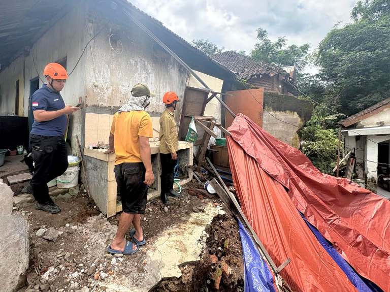 Dua Rumah Warga Prigen Rusak Diterjang Longsor Akibat Hujan Ekstrem