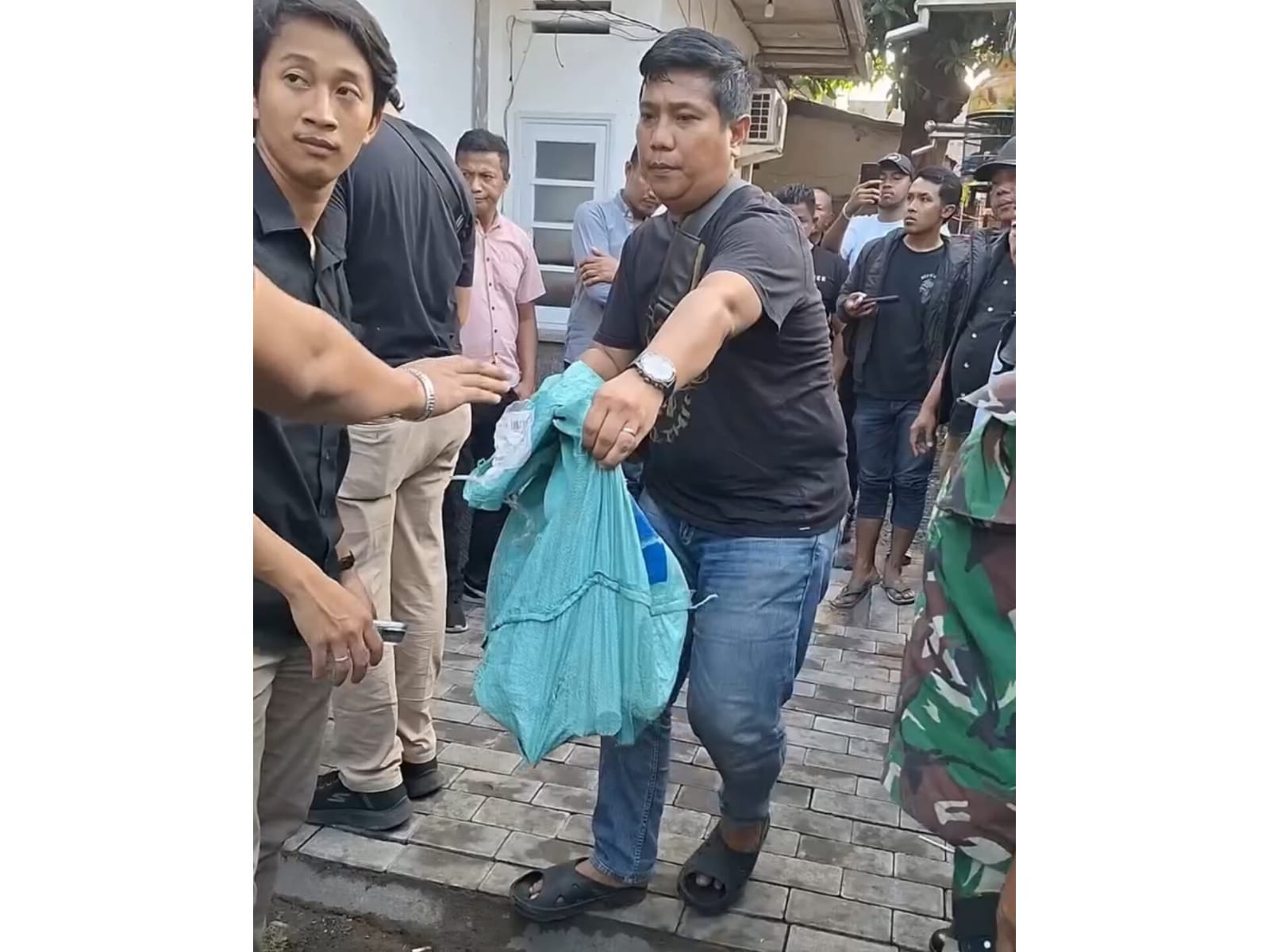 Markas M1R di Surabaya Digeledah Jelang Aksi Damai PSHT, Polisi Temukan Sajam