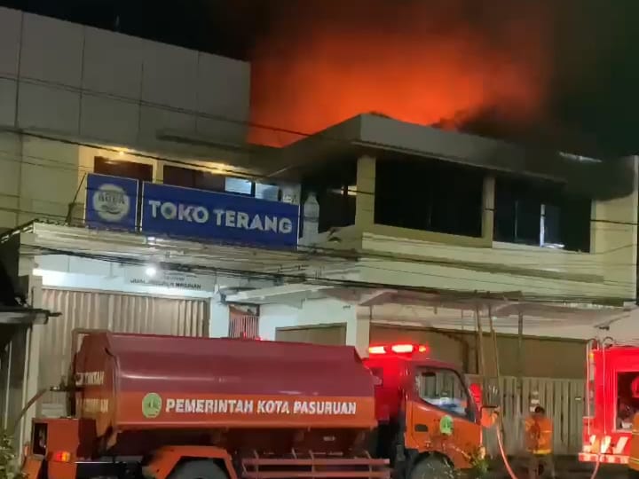 Pemilik Terlelap, Toko Terang Terbakar