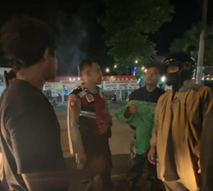 Redam Keributan Depan GOR Bung Hatta, Sat Samapta Polres Ngawi Mediasi Pengendara yang Bertengkar