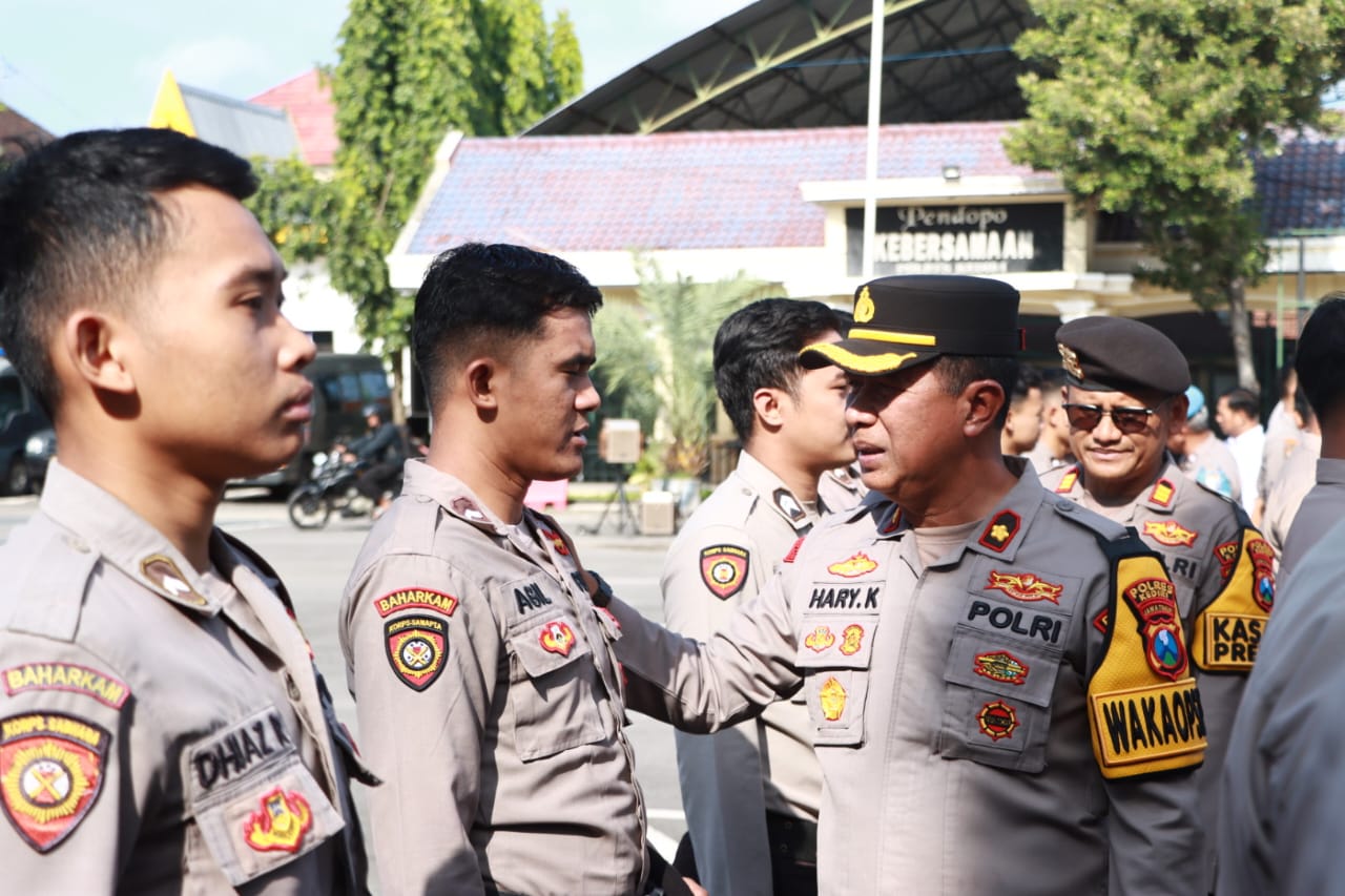 Wakapolres Kediri Cek Kelengkapan Identitas dan Kerapian Anggota