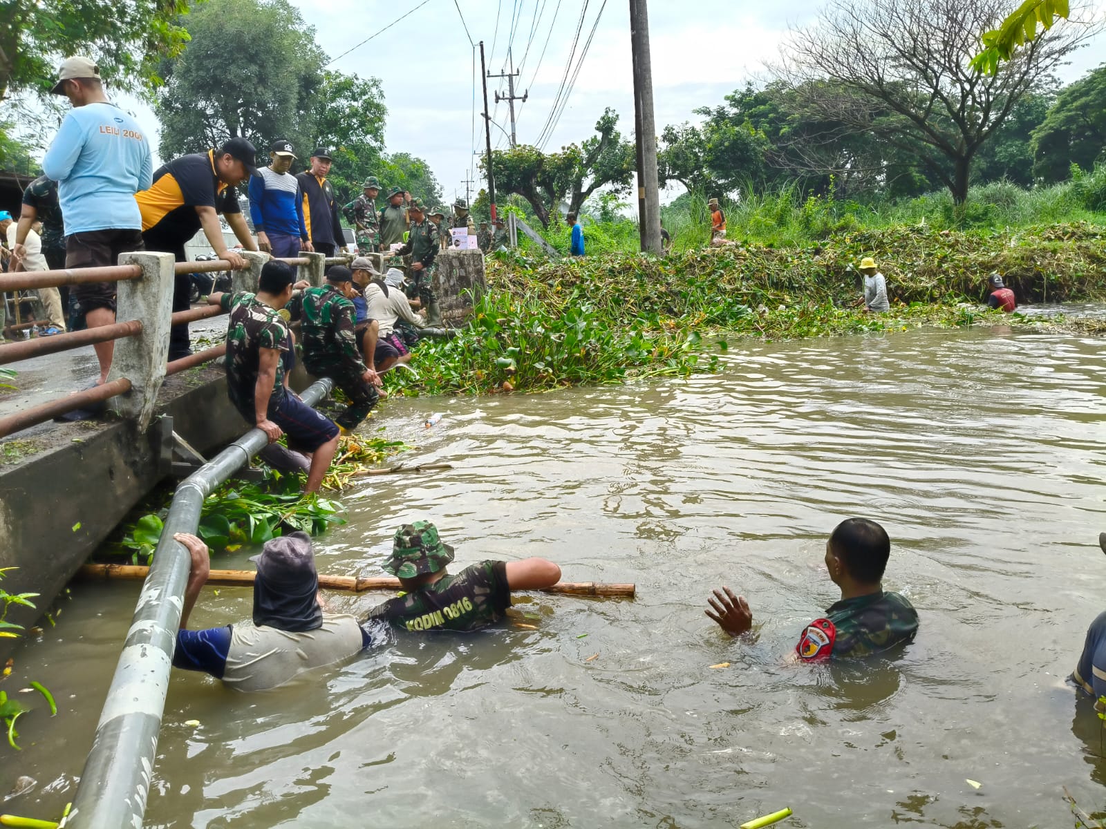 Antisipasi Banjir, Forkopimda Sidoarjo bersama Warga Kerja Bakti Normalisasi Sungai