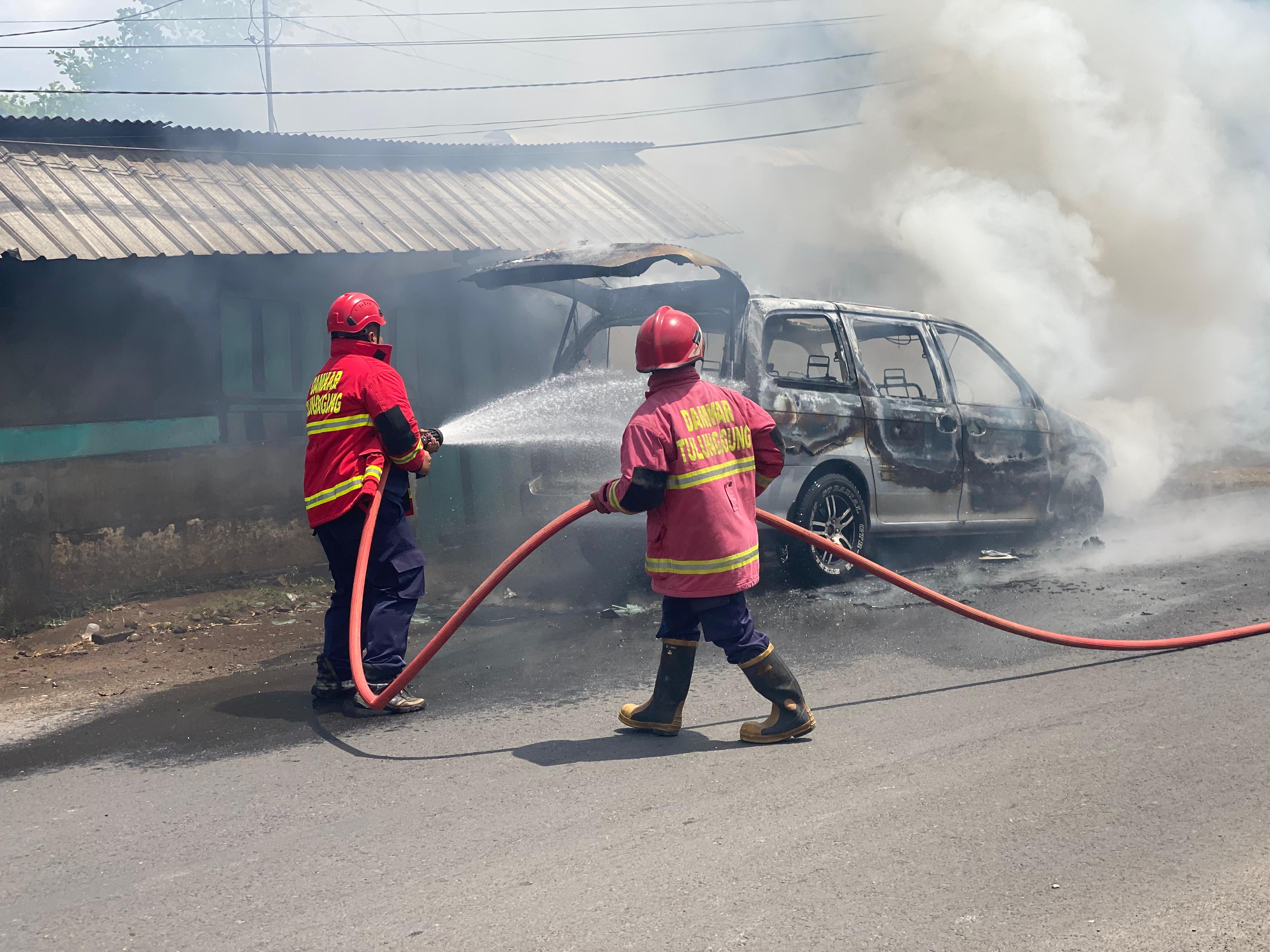 Korsleting Listrik, Satu Minibus di Tulungagung Habis Terbakar