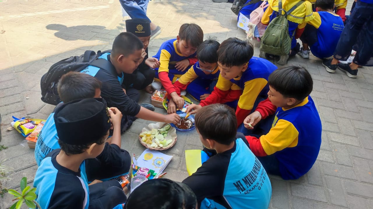 Sekolah Kreatif SD Muhammadiyah 1 Menganti dan MIM Six Sekapuk Gelar Creative Play On