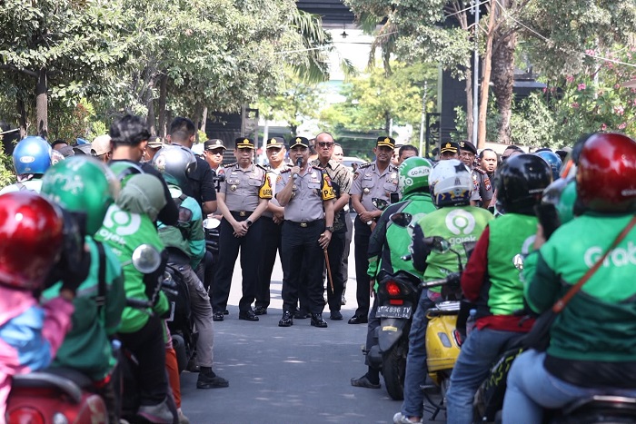 Program Jumat Berkah, Kapolda Jatim Bagikan 600 Paket Sembako kepada Ojol 