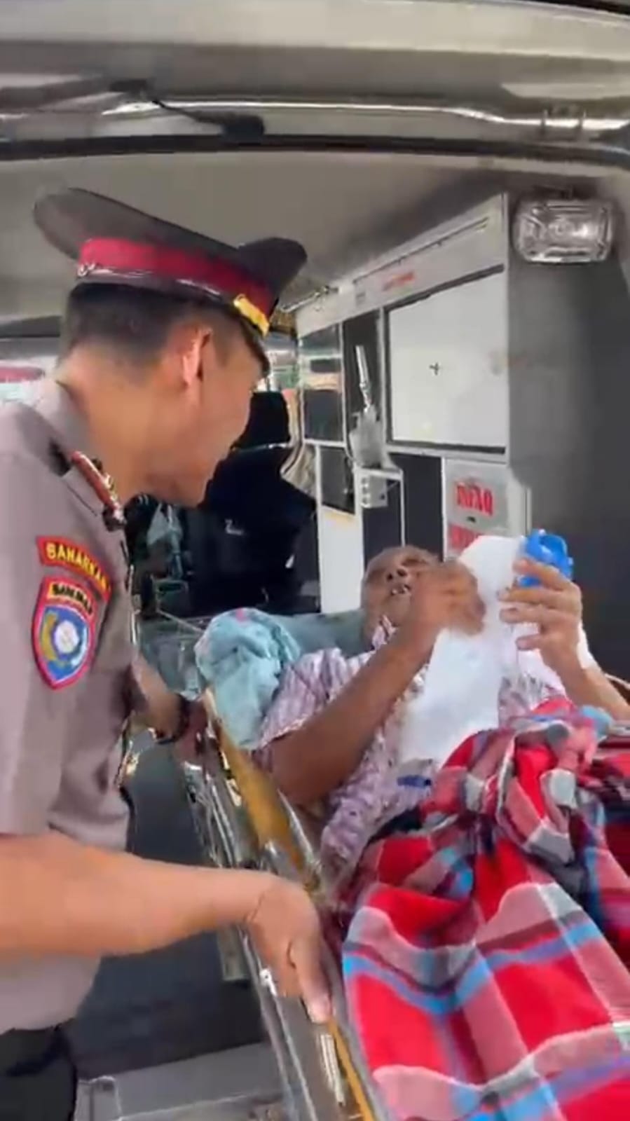 Enam Hari Terkendala Cuaca Buruk, Polsek Kawasan Pelabuhan Gresik Kawal 247 Penumpang KM E.B 6F